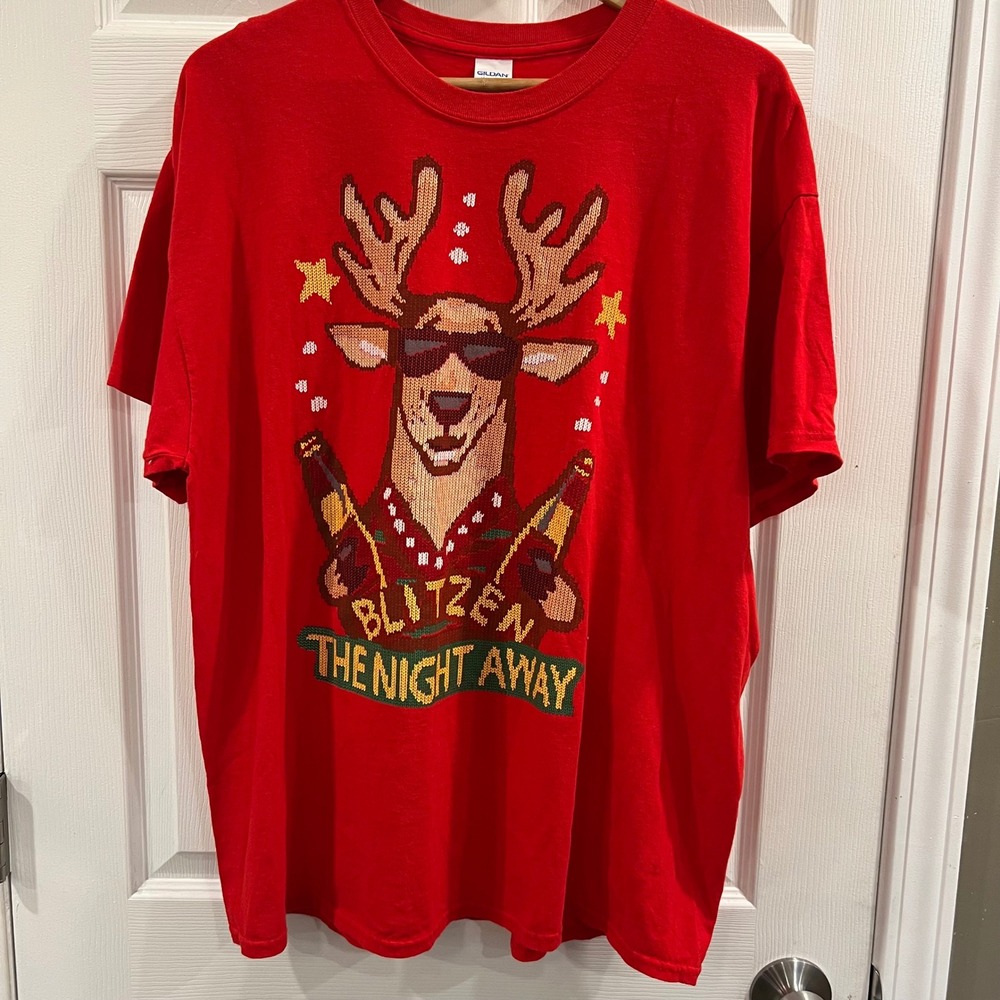 Gildan Blitzen The Night Away Reindeer Beer Christmas Tee Mens XL Red Graphic